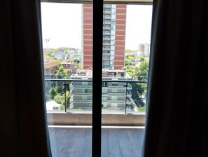 مكتب ومساحة عمل للكمبيوتر المحمول وواي فاي مجانًا