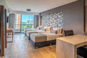 Quarto triplo luxo, várias camas, para não fumantes, sacada | Roupas de cama premium, edredons de pluma, individualmente decorados