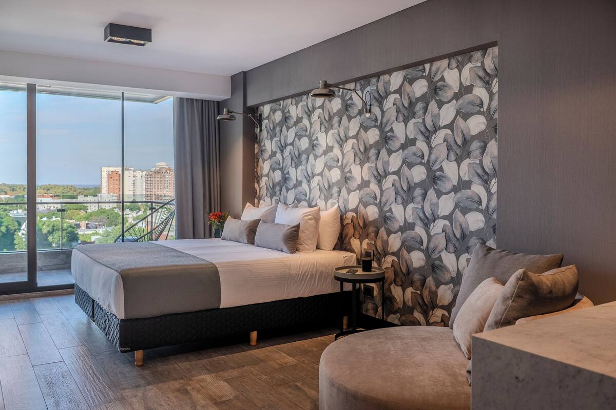 Deluxe studio, 1 kingsize bed, niet-roken, balkon | Luxe beddengoed, donsdekens, een bureau, een laptopwerkplek