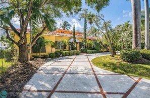 Property grounds - Spacious 5-bedroom house in the heart of beautiful Fort Lauderdale with a pool (Fort Lauderdale)