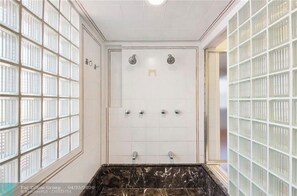 Shower, hair dryer, towels, soap - Spacious 5-bedroom house in the heart of beautiful Fort Lauderdale with a pool (Fort Lauderdale)