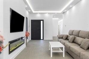 TV, fireplace