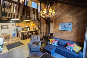 TV, fireplace - Aspen View Lodge 4 bed/3 ba, Sauna, W/D, Views (Brian Head)