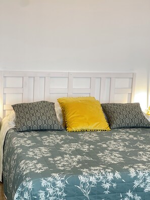 Desk, iron/ironing board, free WiFi, bed sheets - Smart House Rent Rooms(M) (Bergamo)