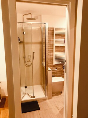 Douche, sèche-cheveux, bidet, serviettes fournies