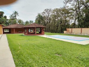 Property grounds - Beautiful country house for rent in Bragança Paulista. Available at the end of the year. Tel. 97386-7145. (Bragança Paulista)