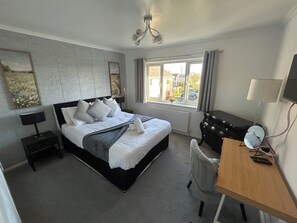 3 bedrooms, desk, WiFi