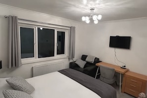 3 bedrooms, desk, WiFi