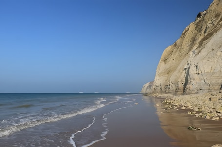 Beach. Cottage 'Gite 12 Pers Maxi Proche Wimereux' with Private Garden and Wi-Fi