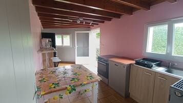 Køleskab, mikrobølgeovn, ovn, kogeplade