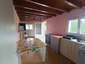 Fridge, microwave, oven, stovetop - Cottage 'Gite 12 Pers Maxi Proche Wimereux' with Private Garden and Wi-Fi (Belle-et-Houllefort)