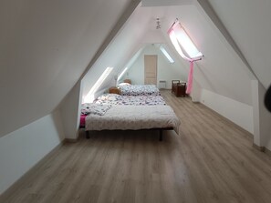 Iron/ironing board, WiFi, bed sheets