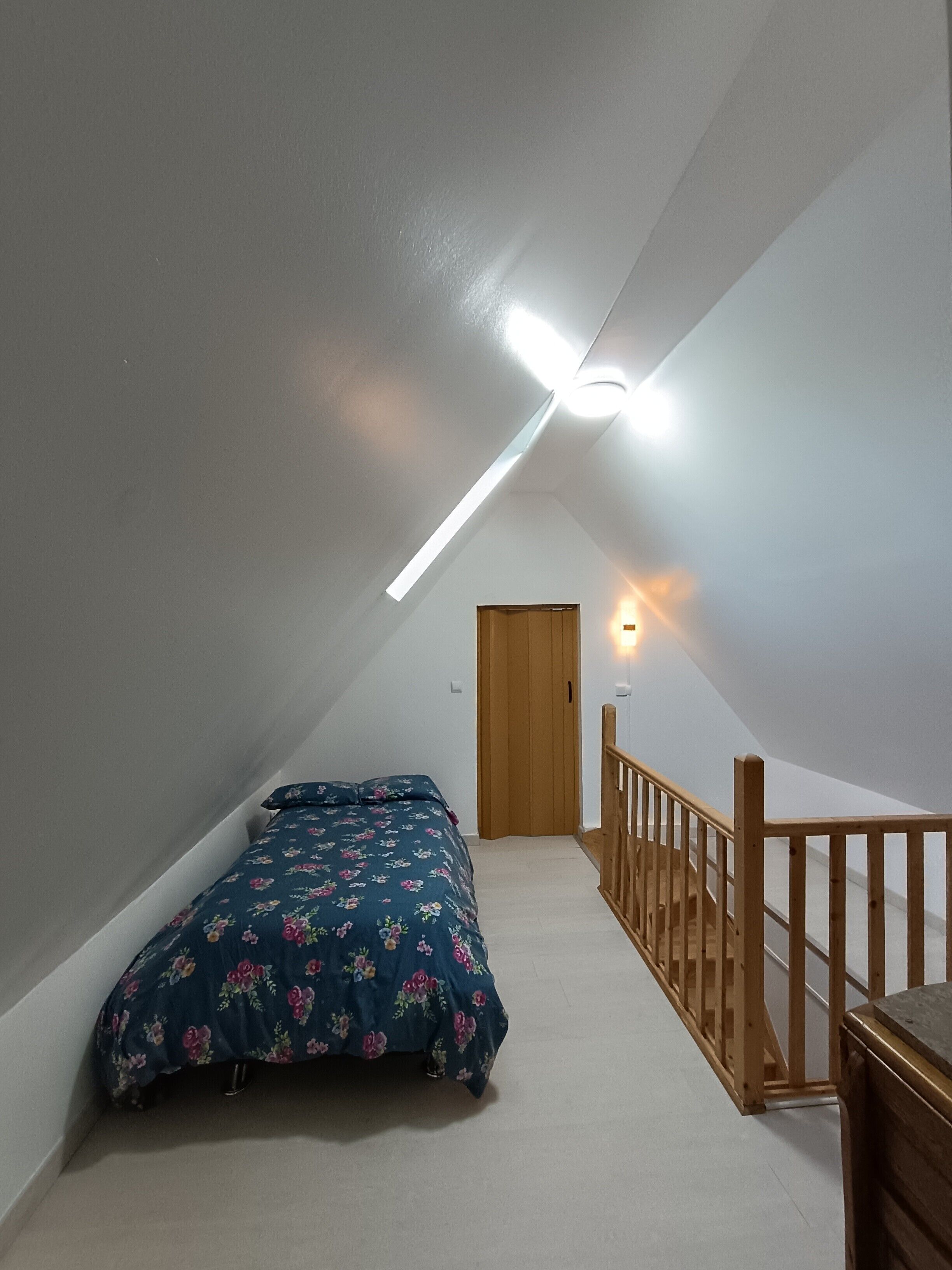 Tabla de planchar con plancha, wifi y ropa de cama 
