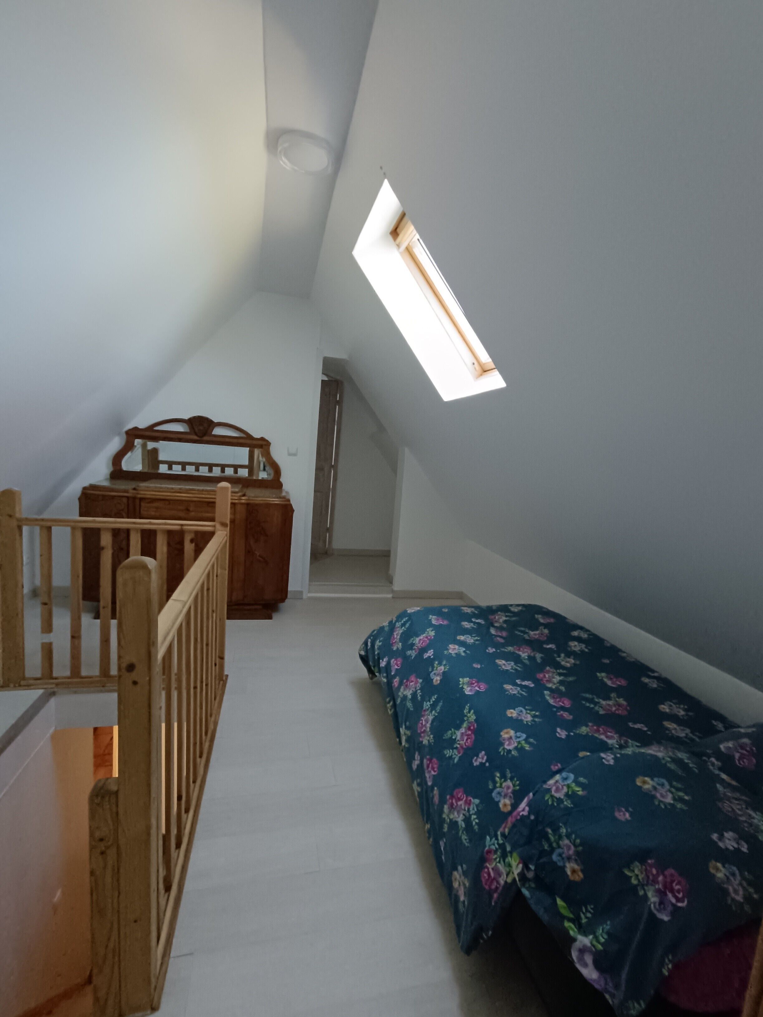 Tabla de planchar con plancha, wifi, ropa de cama