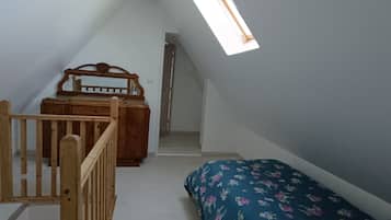 Tabla de planchar con plancha, wifi, ropa de cama