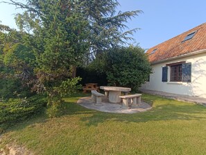 Outdoor dining - Cottage for up to 15 guests near Wimereux with private terrace, garden, and Wi-Fi (Belle-et-Houllefort)