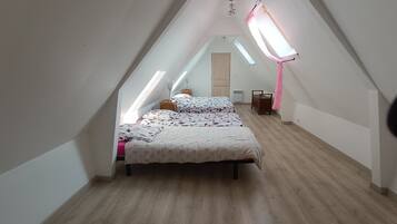 Een strijkplank/strijkijzer, wifi, beddengoed