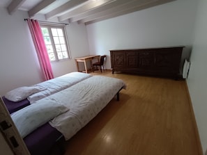 Iron/ironing board, WiFi, bed sheets - Cottage for up to 15 guests near Wimereux with private terrace, garden, and Wi-Fi (Belle-et-Houllefort)