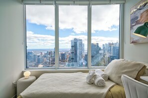 Tabla de planchar con plancha, wifi y ropa de cama 