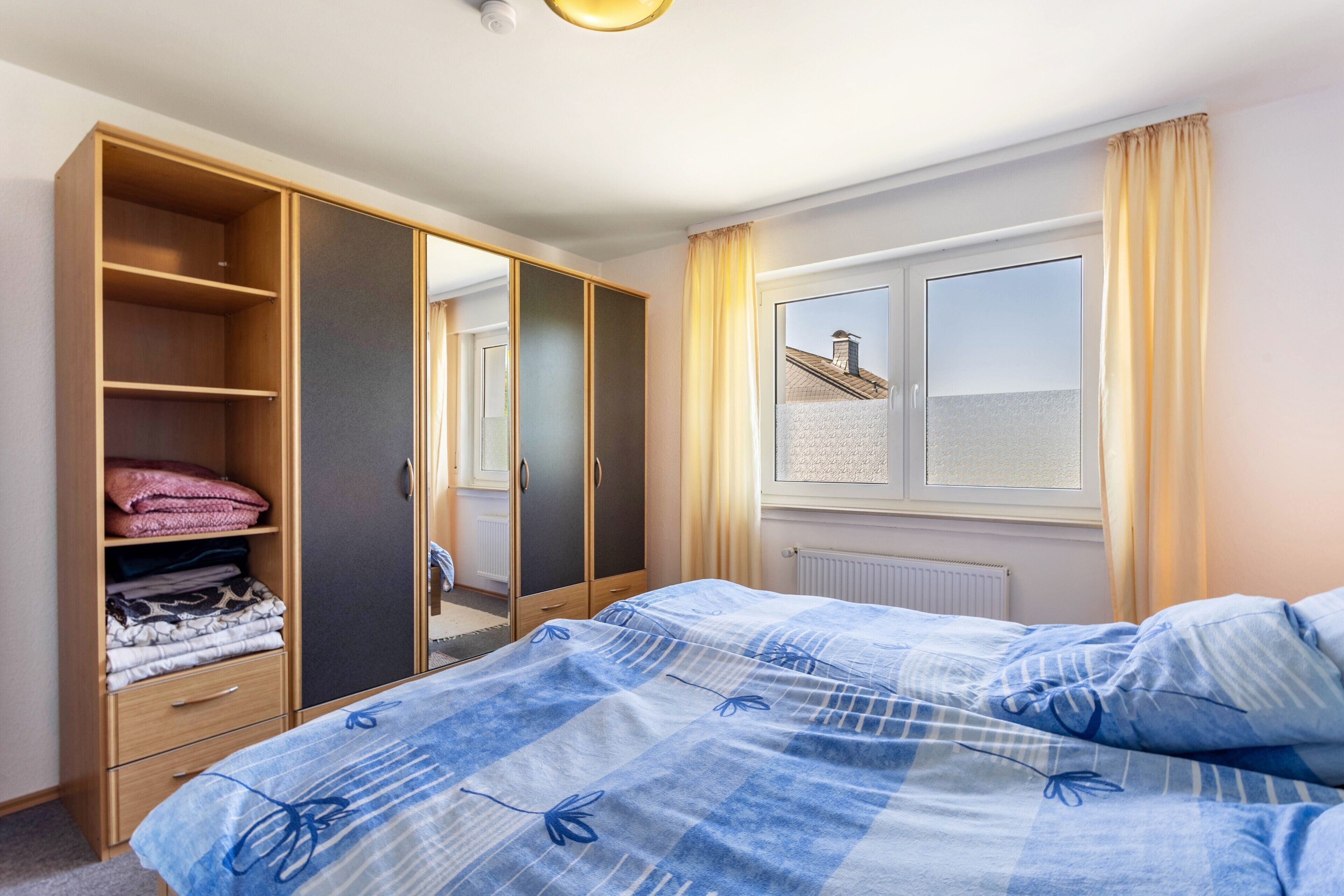 Desk, iron/ironing board, WiFi, bed sheets