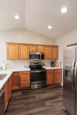 ميكروويف، فرن، موقد طهي مسطح، غسالة أطباق