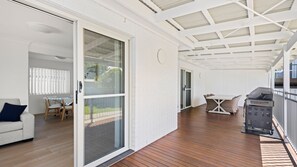 Outdoor dining - Villa Burra - Pet Friendly - 5 Mins Walk to the Beach (Culburra Beach)