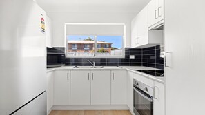 Private kitchen - Villa Burra - Pet Friendly - 5 Mins Walk to the Beach (Culburra Beach)