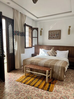 Desk, laptop workspace, blackout curtains, iron/ironing board - Riad Jo (Marrakech)