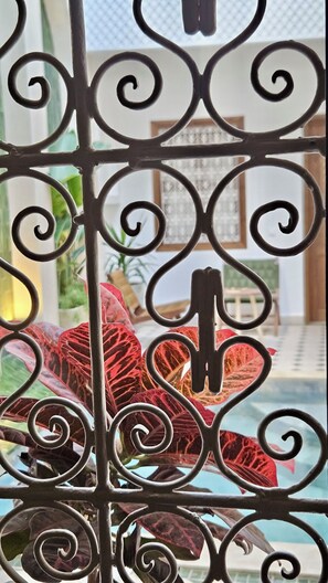 مكتب ومساحة عمل للكمبيوتر المحمول وستائر تعتيم ومكواة/لوح كي