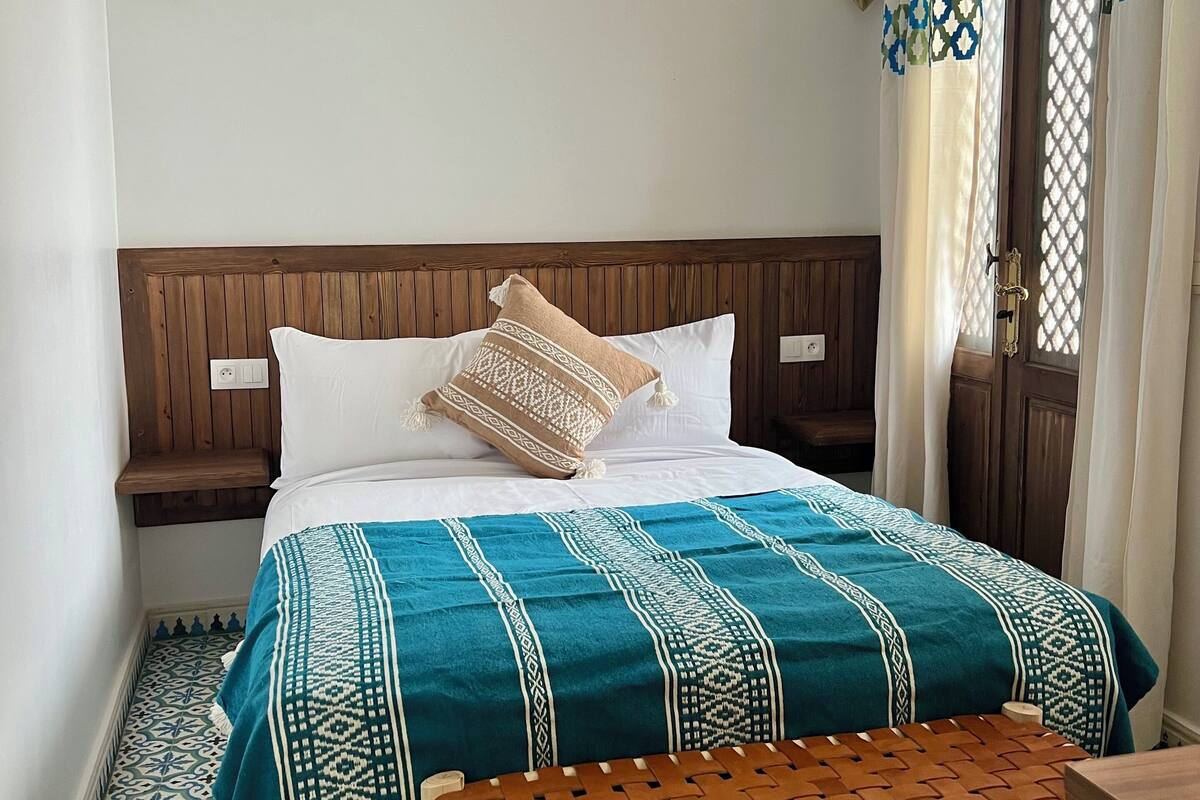 مكتب ومساحة عمل للكمبيوتر المحمول وستائر تعتيم ومكواة/لوح كي