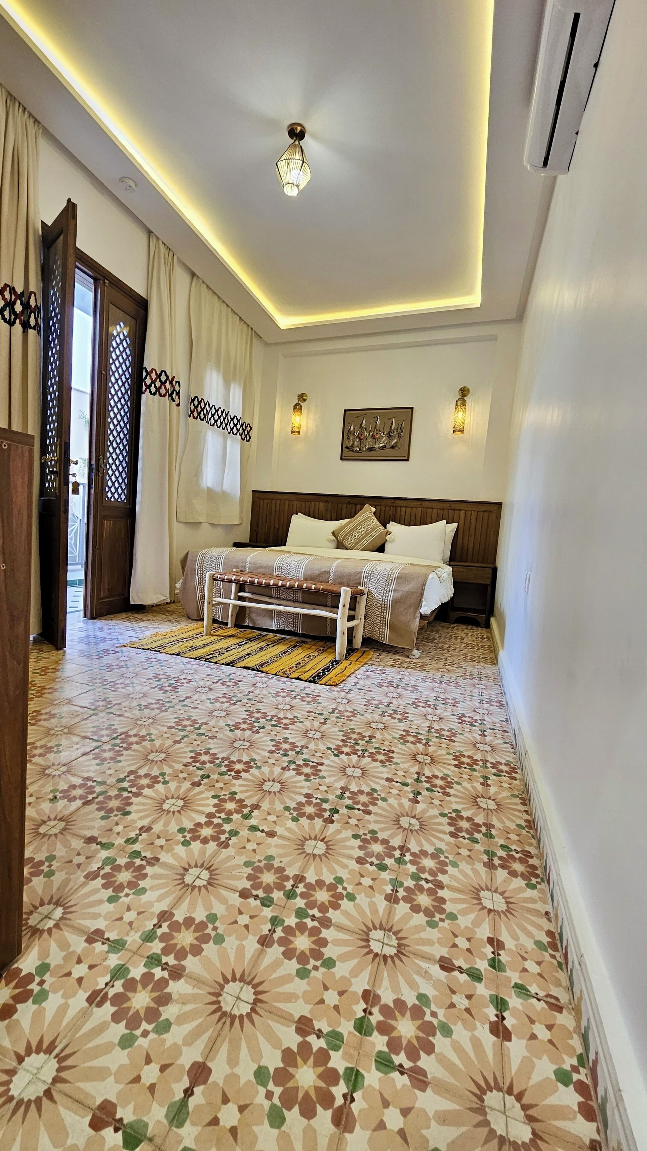 办公桌、笔记本电脑工作区、遮光窗帘、熨斗/熨板