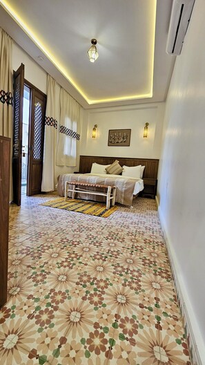 Una scrivania, postazione laptop, tende oscuranti, ferro/asse da stiro