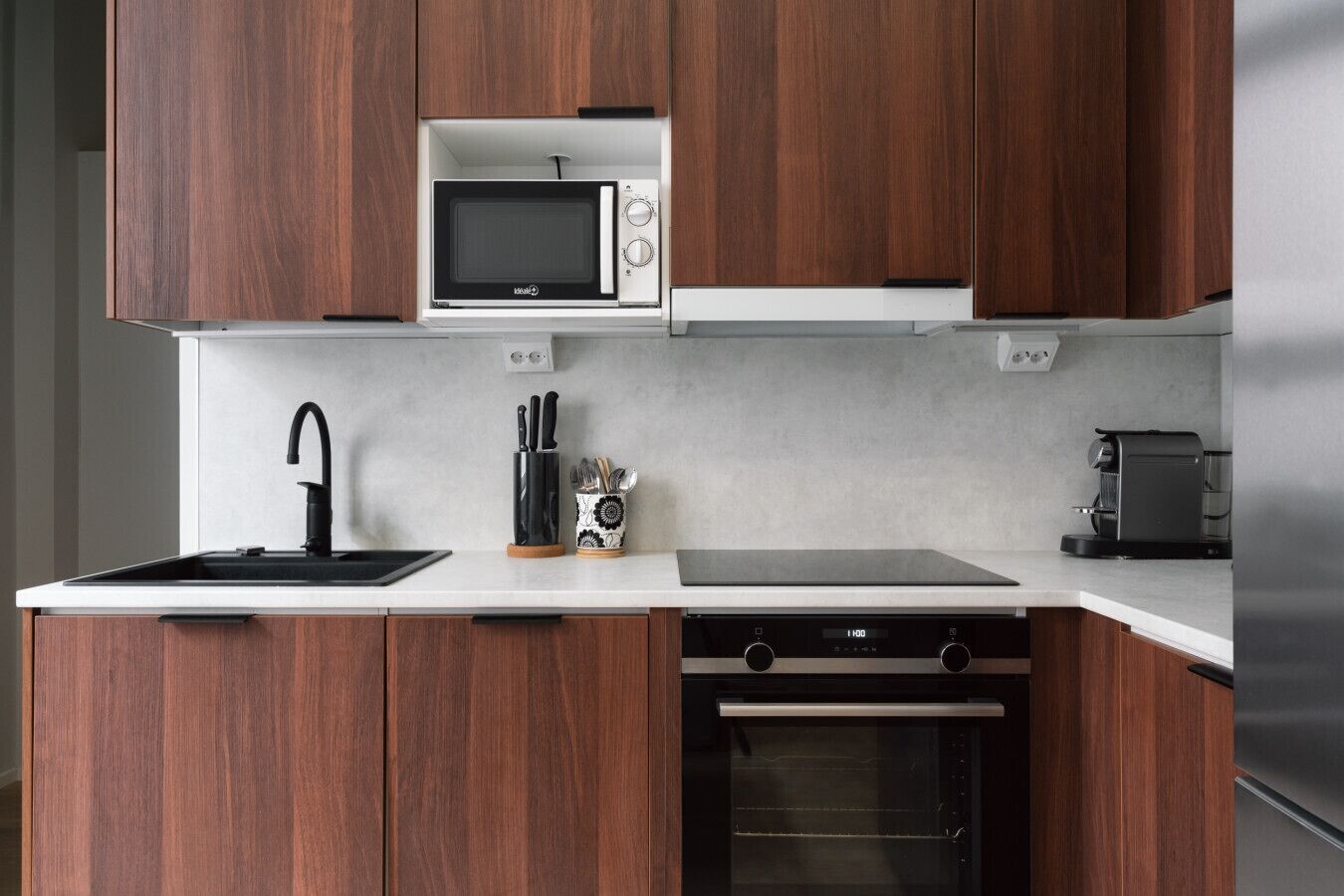 Een koelkast, een microgolfoven, een oven, een kookplaat