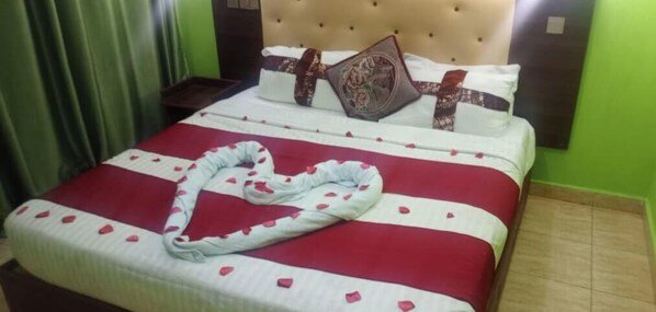 Desk, laptop workspace, free WiFi