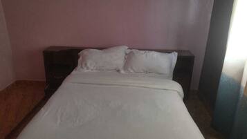 Escritorio, espacio para trabajar con laptop y wifi gratis