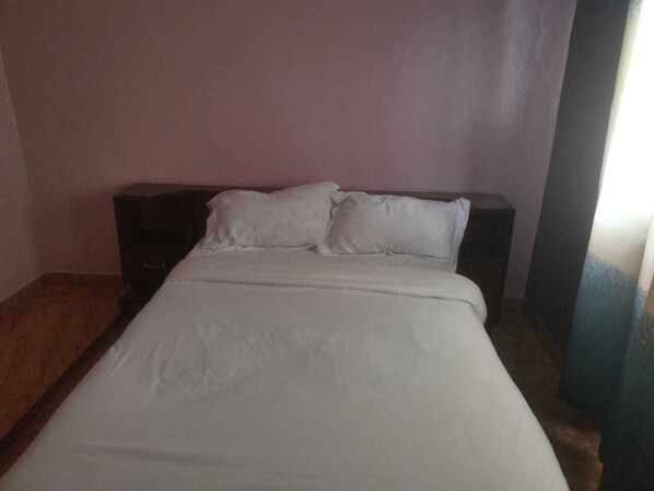 Chambre, balcon, vue jardin