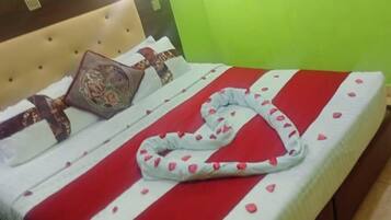 Desk, laptop workspace, free WiFi