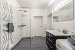 Douche, sèche-cheveux, serviettes fournies