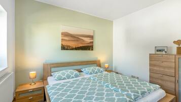 Iron/ironing board, WiFi, bed sheets