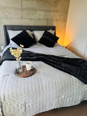 2 bedrooms, WiFi, bed sheets, wheelchair access - Cozy Condo in Calgary Beltline King and Queen Bed (Calgary)