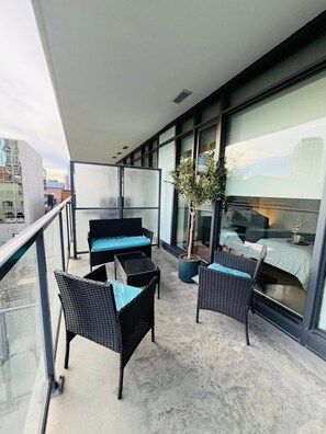 Property grounds - Cozy Condo in Calgary Beltline King and Queen Bed (Calgary)