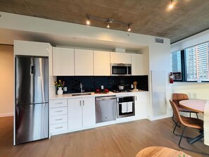 Private kitchen - Cozy Condo in Calgary Beltline King and Queen Bed (Calgary)