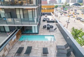 Pool - Cozy Condo in Calgary Beltline King and Queen Bed (Calgary)
