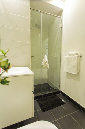 Shower, towels, soap, toilet paper - Premium Two Bedroom at Embassy Gardens (Accra)