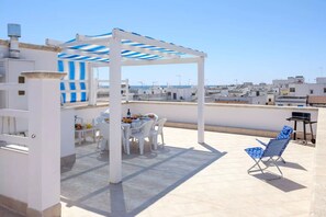 Outdoor dining - Holiday Home 'Via Graziano' with Sea View, Wi-Fi, and Air Conditioning (Porto Cesareo)