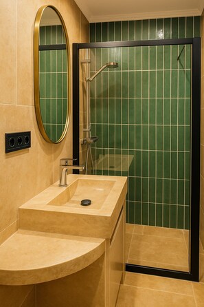 Secadora de cabello, toallas, jabón, papel de baño 