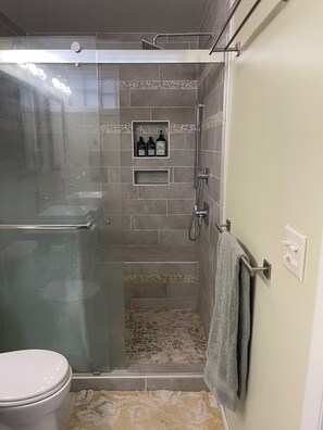 Douche, serviettes fournies, savon, papier toilette