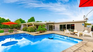 A modern house with a swimming pool, outdoor seating, and a covered patio area. - 30+ Stay! Perfect For Families, W/Pool & Hot Tub (Palm Springs)