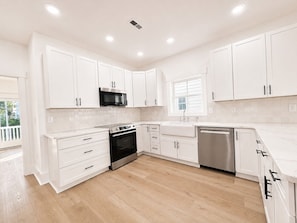 Coffee/tea maker, fridge, microwave, oven - 5 Bedroom, Private Pool, Elevator - New Construction - Why Knot (Surfside Beach)