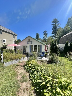 Exterior - 2 BEDROOM 1 BATH.  SHORT WALK TO A LARGE SANDY BEACH. (Sebago)